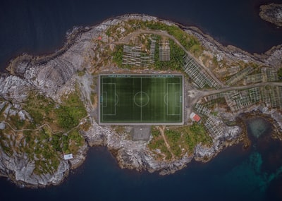 空中足球场的照片
